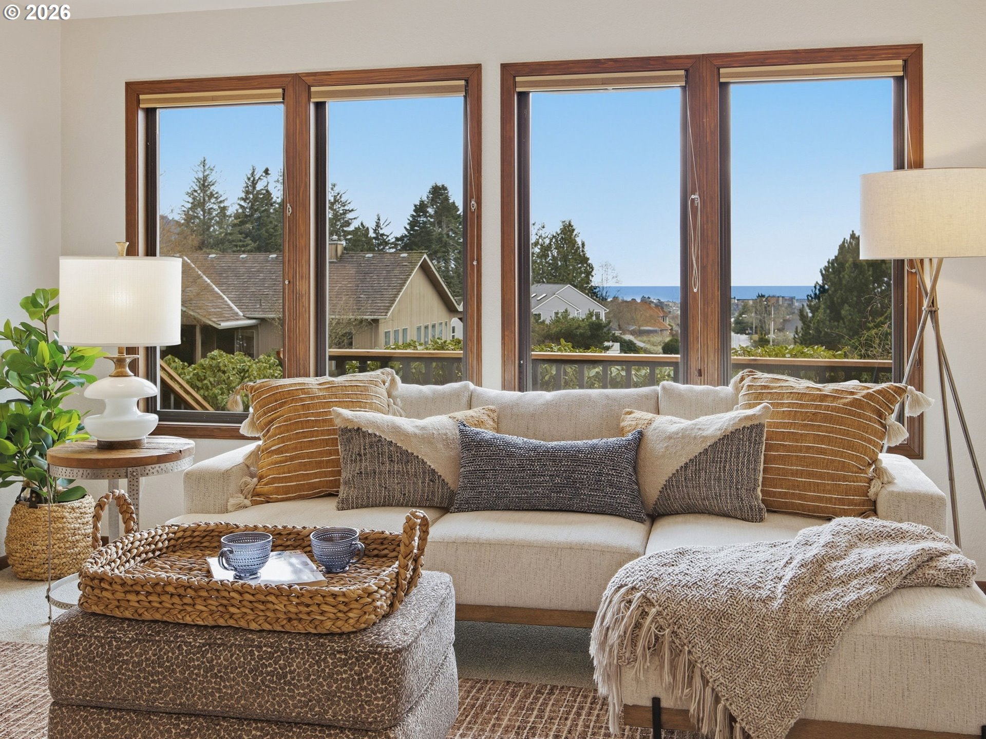 325 Alpine Street Seaside, OR 97138 - Photo 8 of 43 Living Room