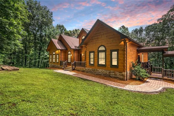 a view of a house with backyard and garden