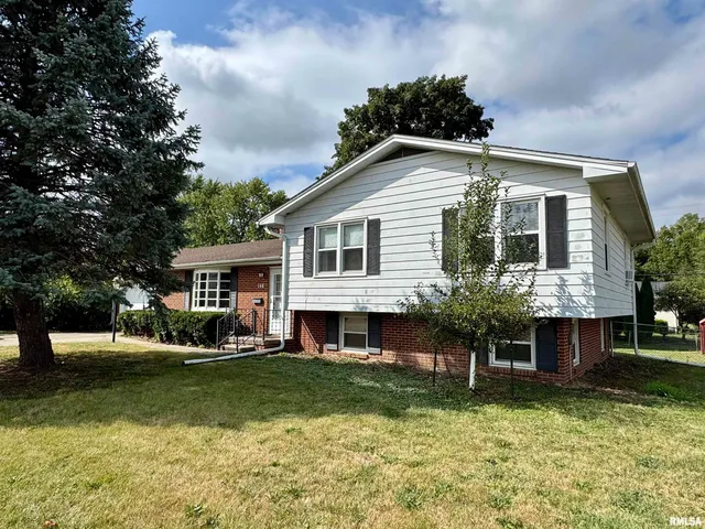 $143,000 | 146 Holden Terrace, Macomb, IL 61455