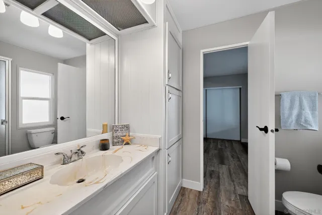 a en suite bathroom with a double vanity sink and a mirror
