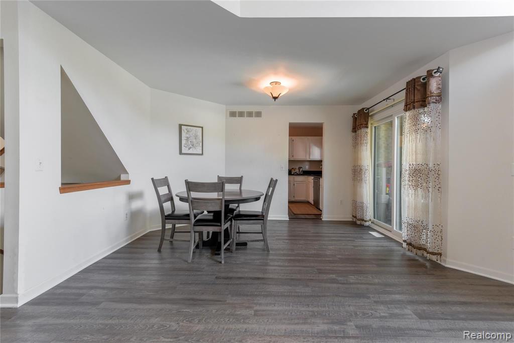29588 Meadow Ridge South Farmington Hills, MI 48334 - Photo 3 of 17