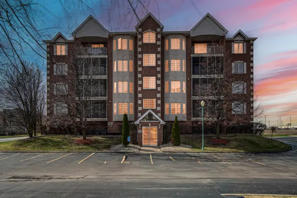 $300,000 | 7722 Greenway Boulevard, Unit 3SE, Tinley Park, IL 60487
