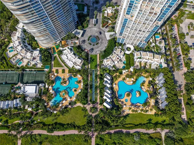 $4,900,000 | 100 South Pointe Drive, Unit 909, Miami Beach, FL 33139