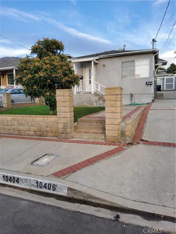 a view of a parking area