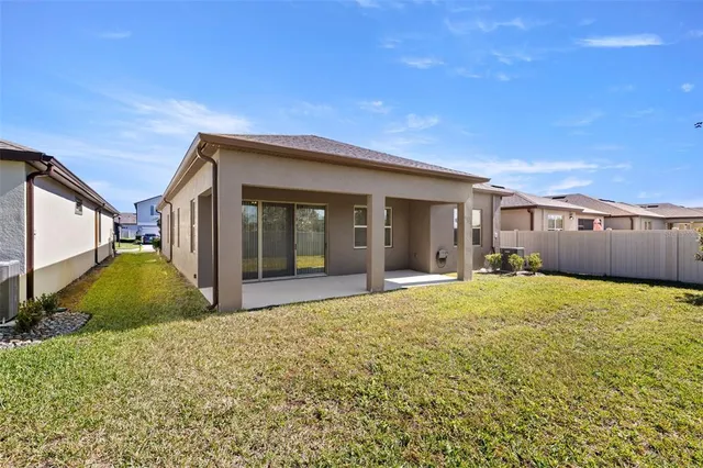 a view of backyard of the house