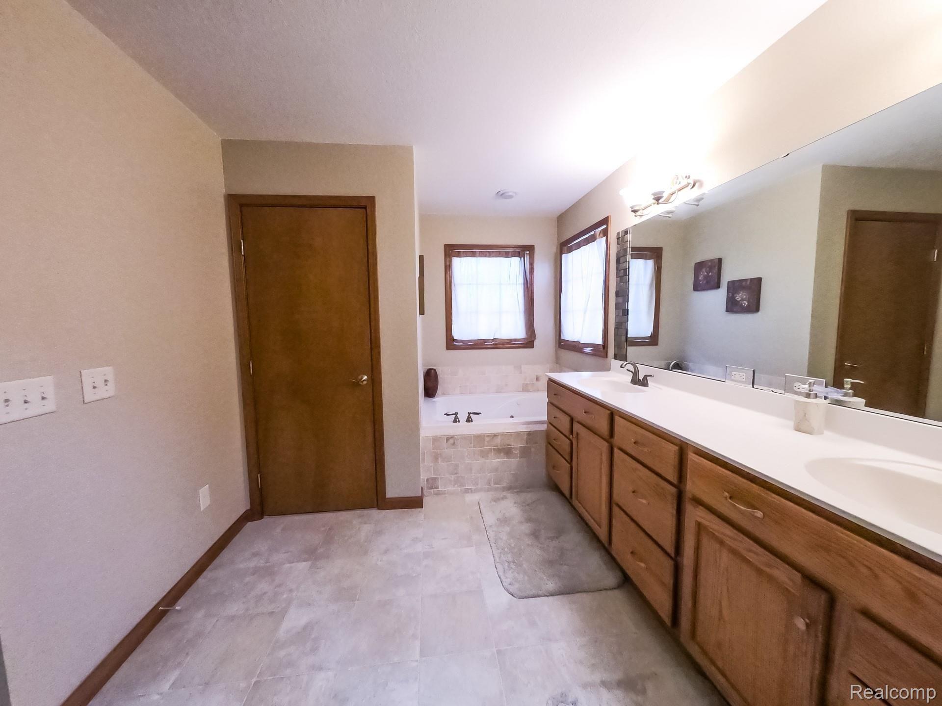 2719 Rauch Road Temperance, MI 48182 - Photo 18 of 25 18master_bath.jpg