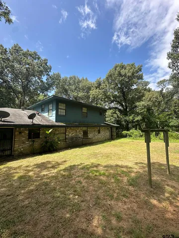 a view of back yard of the house