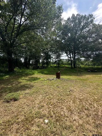 a view of a yard with a house