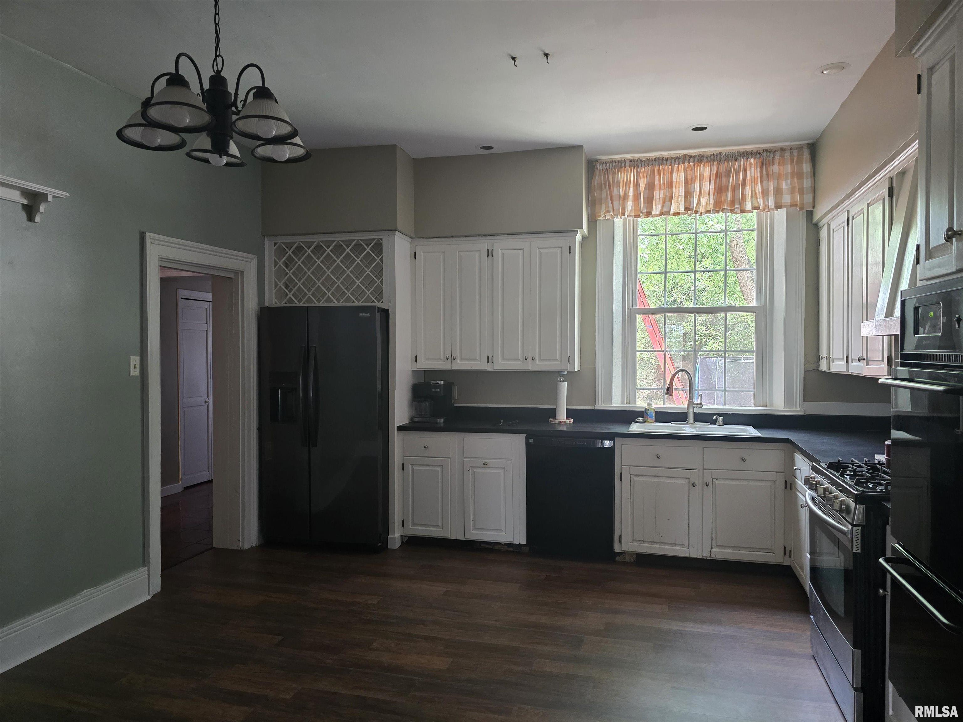 239 West Chestnut Street Canton, IL 61520 - Photo 17 of 83