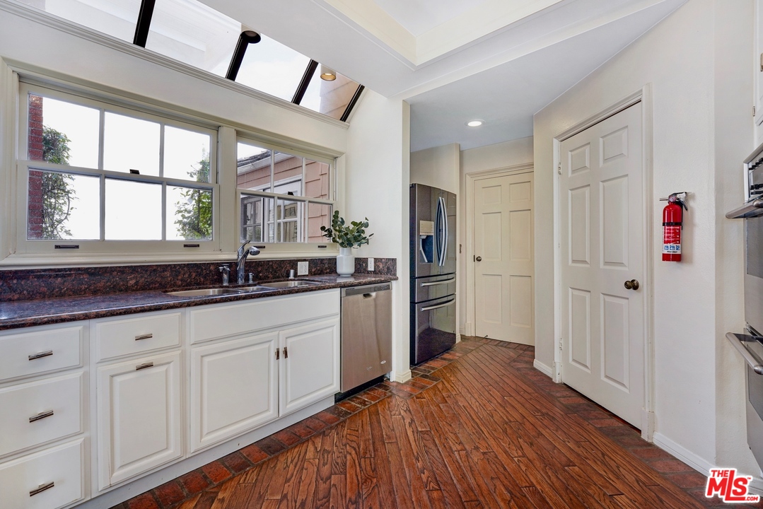 2249 Canyonback Road Los Angeles, CA 90049 - Photo 15 of 52