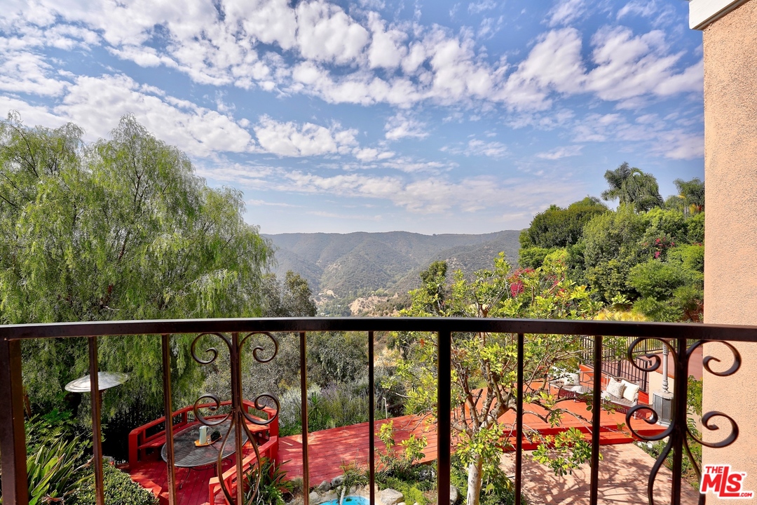 2249 Canyonback Road Los Angeles, CA 90049 - Photo 24 of 52