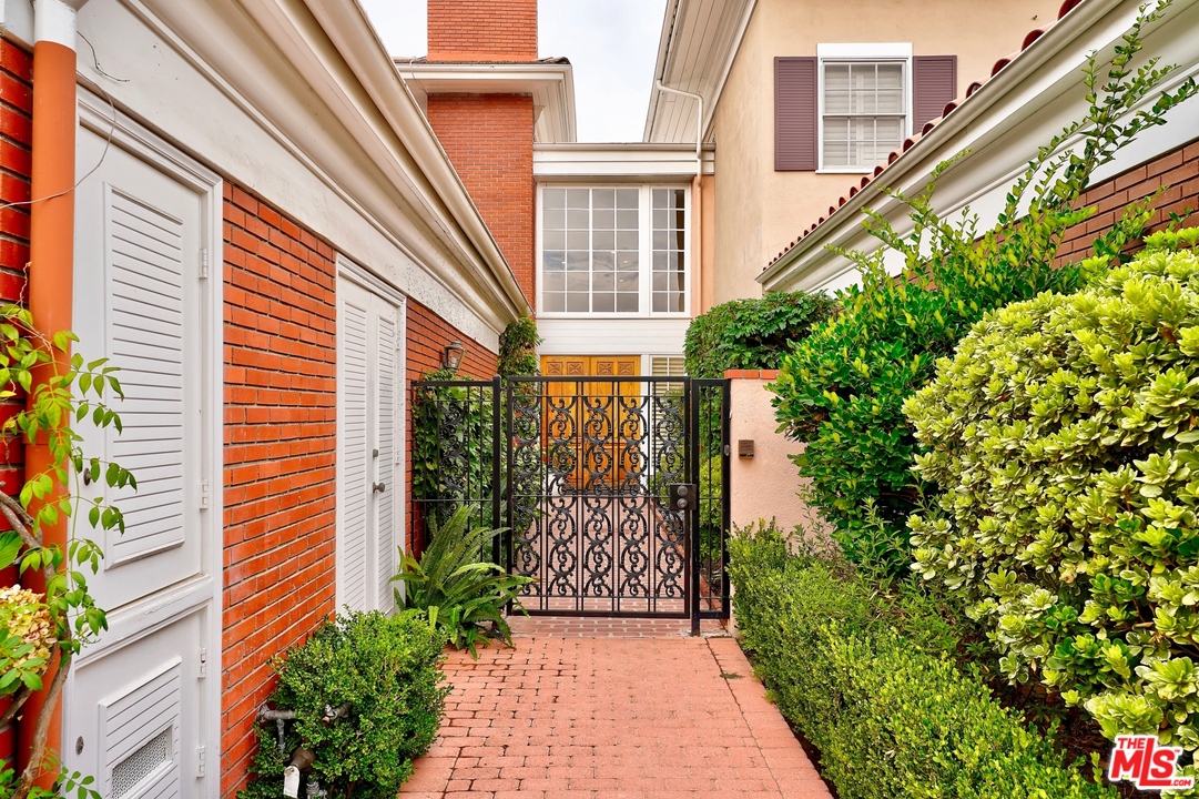 2249 Canyonback Road Los Angeles, CA 90049 - Photo 4 of 52