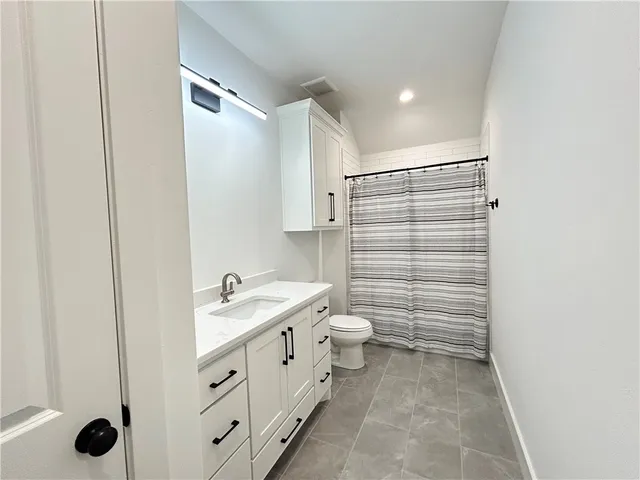 a view of empty room with window