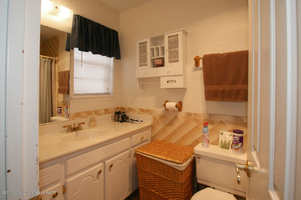 5100 Raindrop Lane Amarillo, TX 79110 - Photo 6 of 11 hall bath