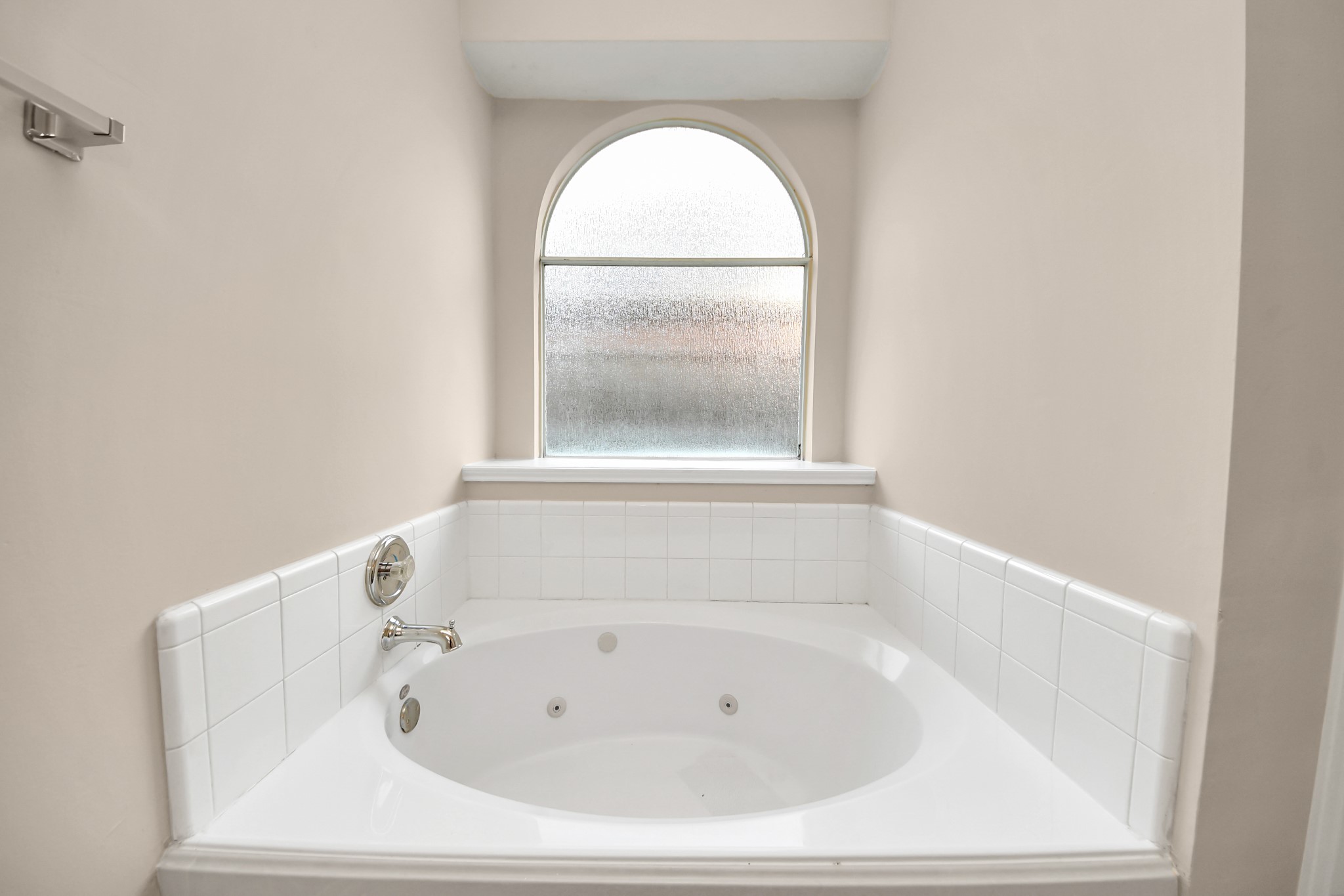 11918 Helene Court Pinehurst, TX 77362 - Photo 30 of 50 a white bath tub sitting next to a window
