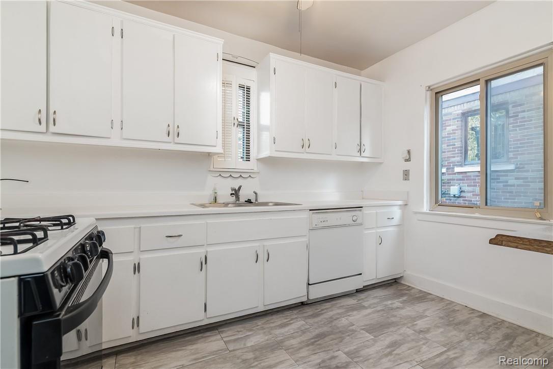 5306 Yorkshire Road Detroit, MI 48224 - Photo 7 of 22 009-photo-kitchen-6431633.jpg