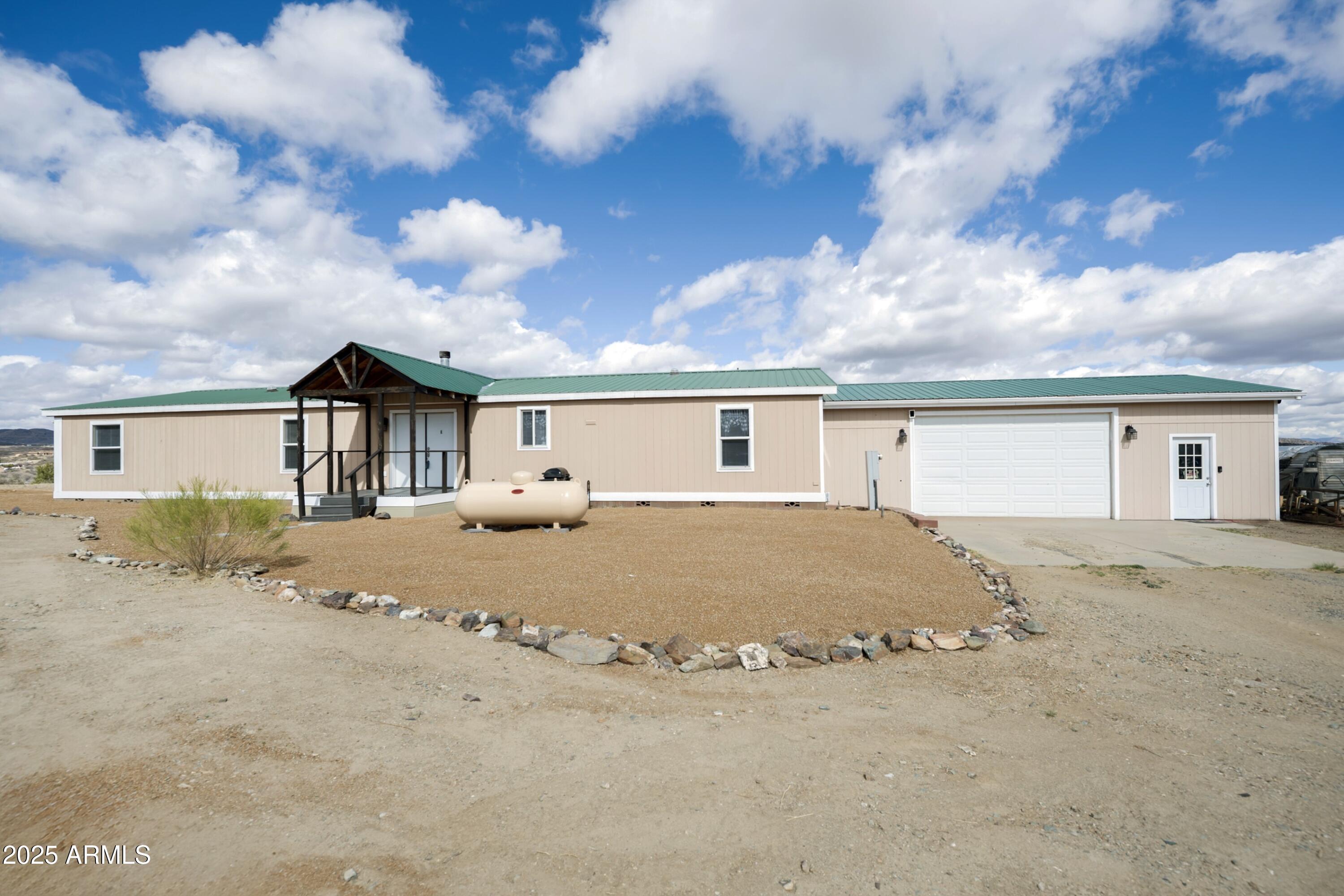 12320 Jacobs Road Mayer, AZ 86333 - Photo 28 of 37 front view of house with a dry yard