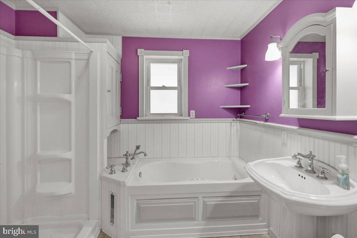 27 Woodland Road Reading, PA 19610 - Photo 16 of 34 a bathroom with a bathtub a sink and a mirror