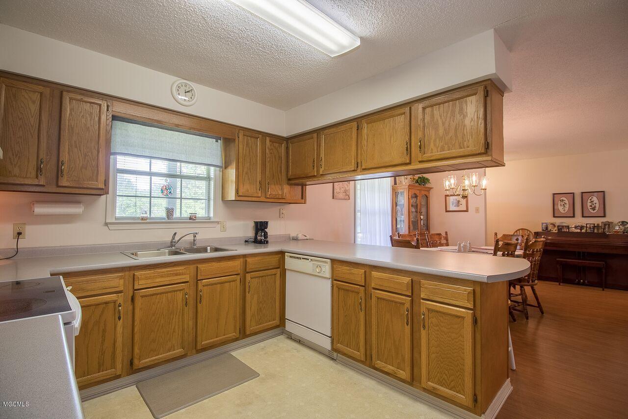 14132 Lumpkin Road Gulfport, MS 39503 - Photo 5 of 23 lumpkin rd. kitchen