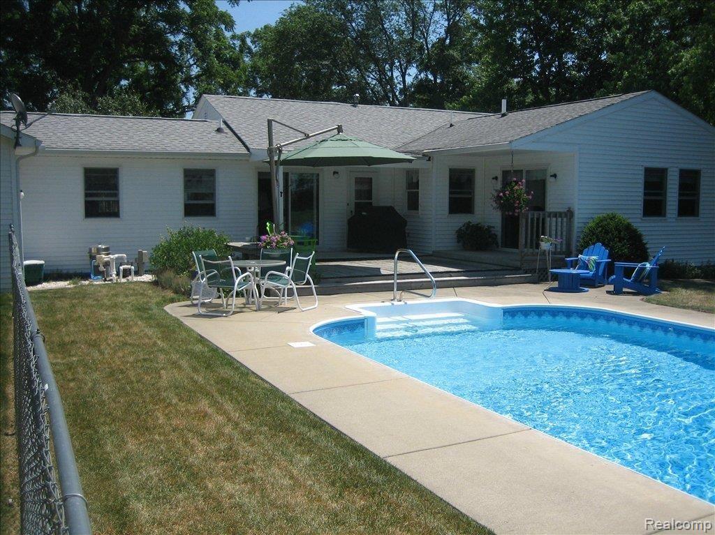 5195 Preston Road Howell, MI 48855 - Photo 3 of 13 Preston back deck