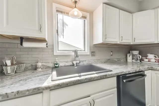 $499,000 | 1236 Sailfish Street, Bayou Vista, TX 77563