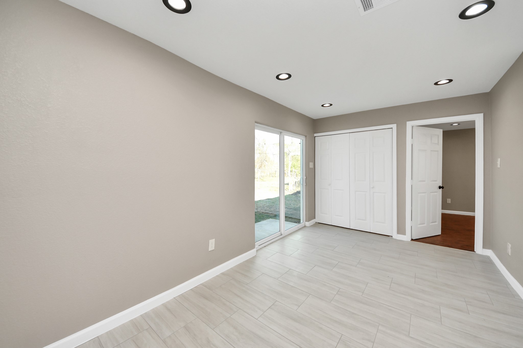 8918 Vinearbor Street Houston, TX 77033 - Photo 19 of 35 a view of an empty room