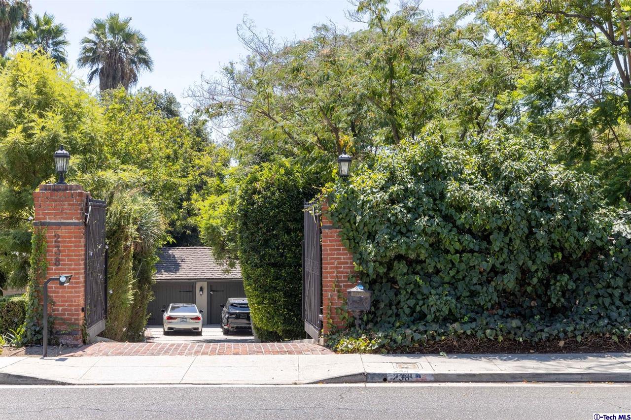 238 West Kenneth Road Glendale, CA 91202 - Photo 2 of 45