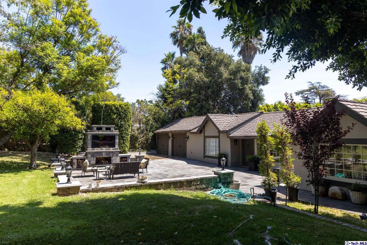 238 West Kenneth Road Glendale, CA 91202 - Photo 4 of 45