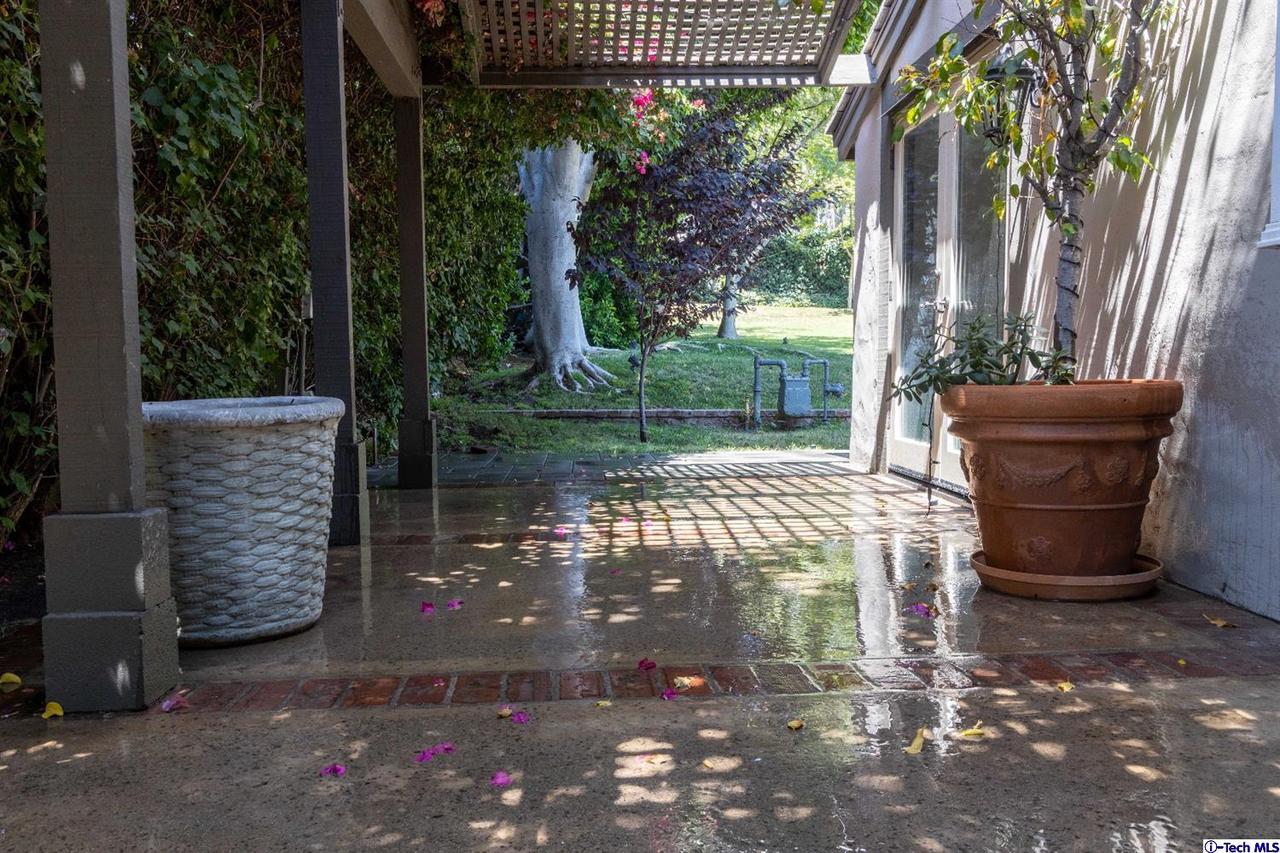 238 West Kenneth Road Glendale, CA 91202 - Photo 9 of 45