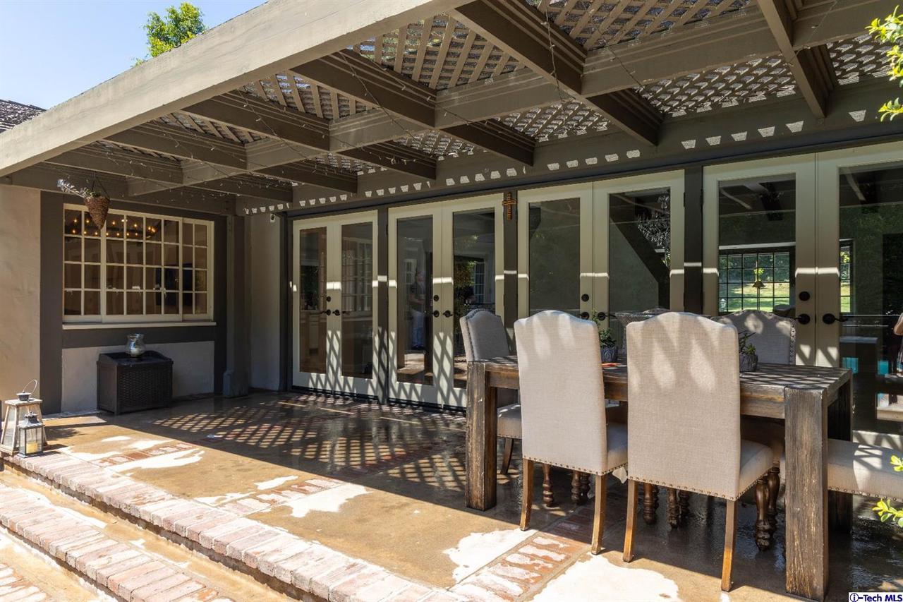 238 West Kenneth Road Glendale, CA 91202 - Photo 10 of 45