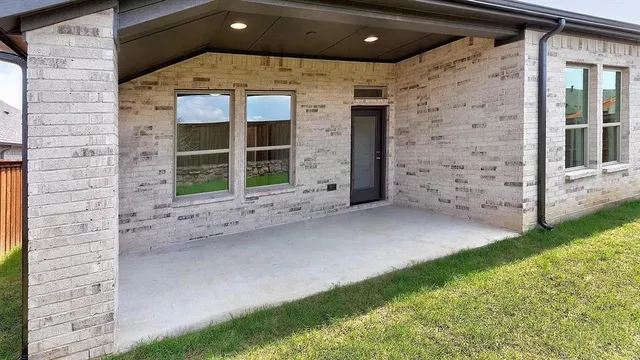 a view of a house with backyard