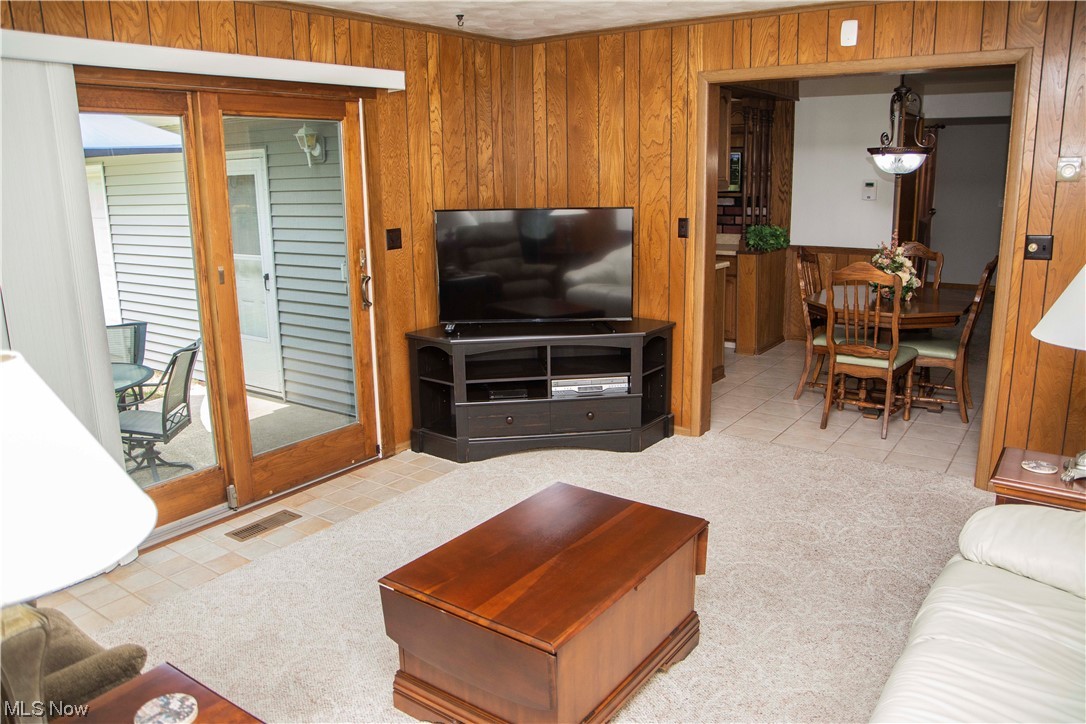 885 Bears Den Road Youngstown, OH 44511 - Photo 13 of 26 Family Room with sliding doors to patio