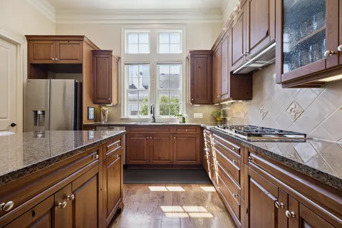 $925,000 | 1305 West Bell Street, Houston, TX 77019