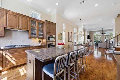 $925,000 | 1305 West Bell Street, Houston, TX 77019