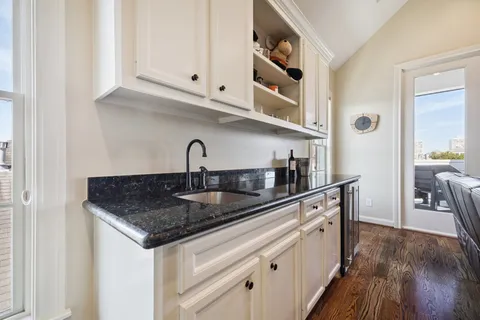 $925,000 | 1305 West Bell Street, Houston, TX 77019