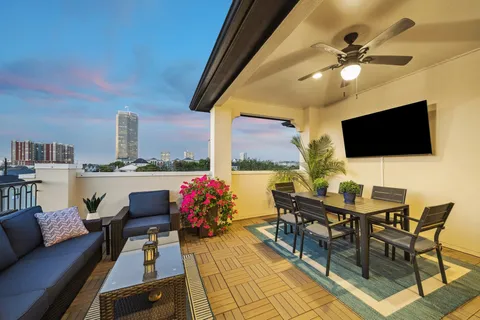 $925,000 | 1305 West Bell Street, Houston, TX 77019