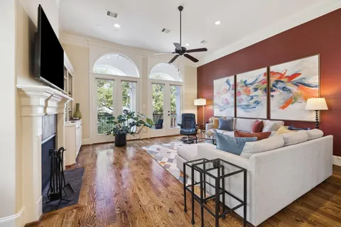 $925,000 | 1305 West Bell Street, Houston, TX 77019