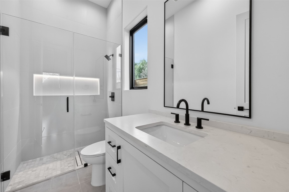 6534 Corbin Street Houston, TX 77055 - Photo 15 of 50 a bathroom with a sink toilet and mirror