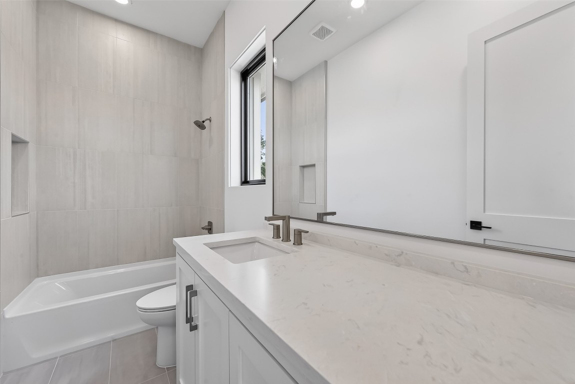 6534 Corbin Street Houston, TX 77055 - Photo 36 of 50 a bathroom with a sink a toilet and a bathtub