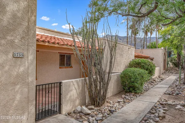 $2,100 | 5755 North Camino Esplendora, Tucson, AZ 85718