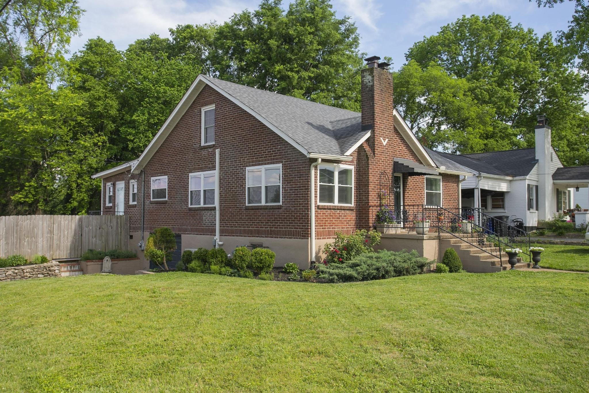 806 Fleming Street Columbia, TN 38401 - Photo 2 of 54 a front view of a house with garden