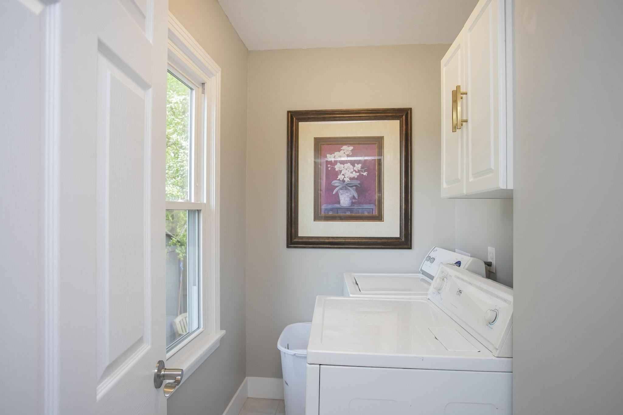 806 Fleming Street Columbia, TN 38401 - Photo 21 of 54 a bathroom with a sink and a mirror