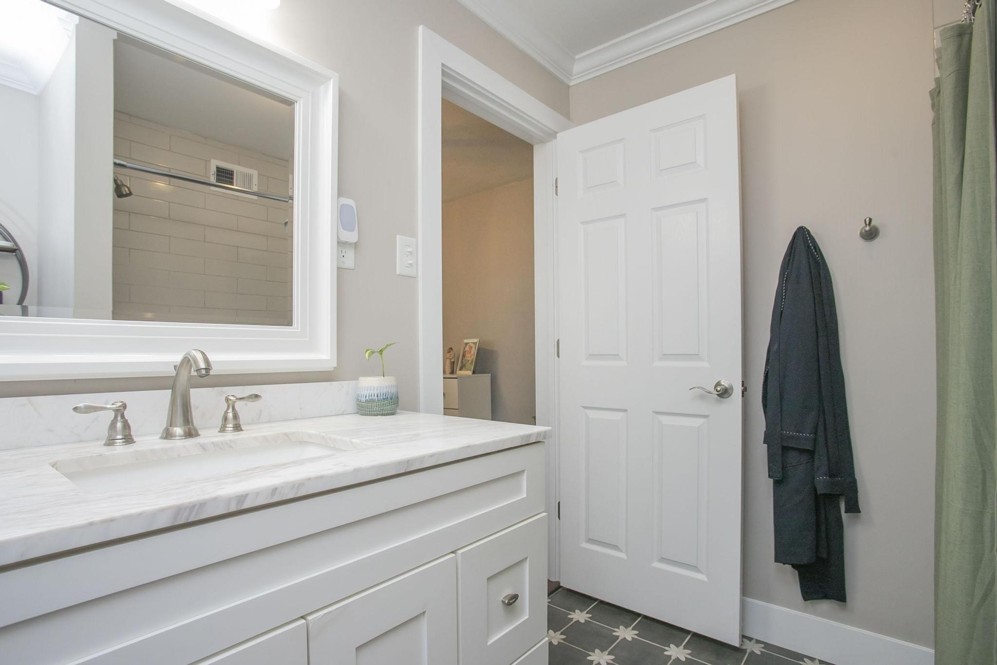 806 Fleming Street Columbia, TN 38401 - Photo 26 of 54 a bathroom with a sink and a mirror