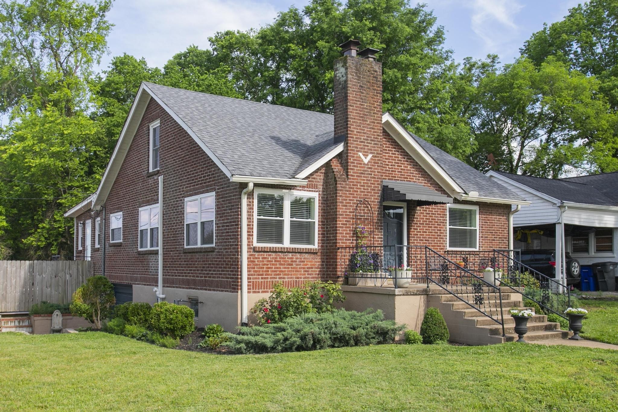 806 Fleming Street Columbia, TN 38401 - Photo 3 of 54 a front view of house with yard and green space