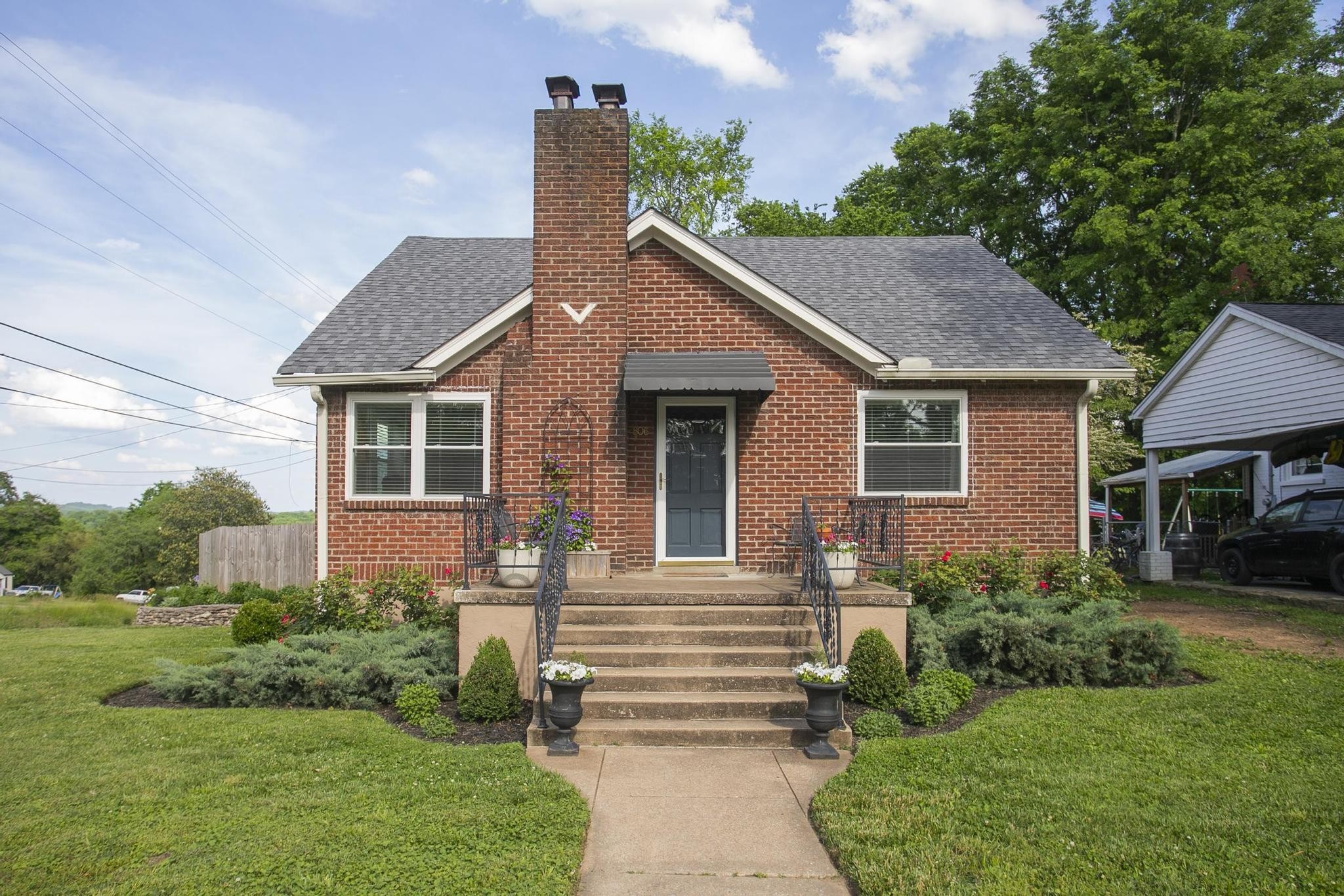 806 Fleming Street Columbia, TN 38401 - Photo 4 of 54 a front view of a house with a yard