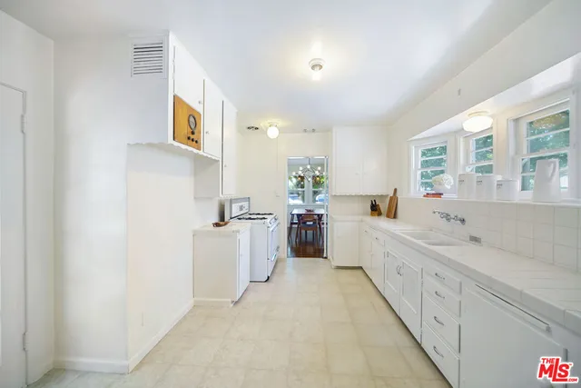 $1,095,000 | 10721 Landale Street, Toluca Lake, CA 91602