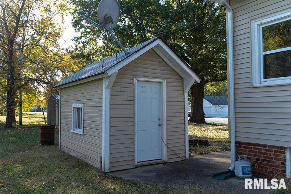 323 North Pine Street Nokomis, IL 62075 - Photo 7 of 27