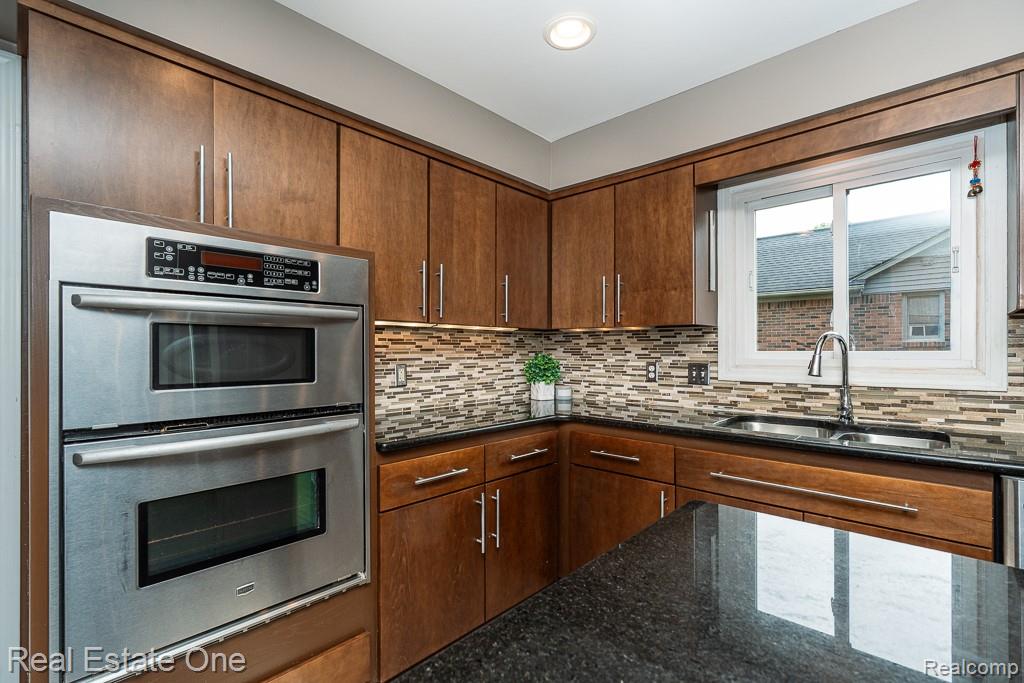 1323 Bembridge Drive Rochester, MI 48307 - Photo 12 of 33 Kitchen