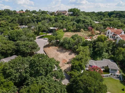 a view of a backyard with green space