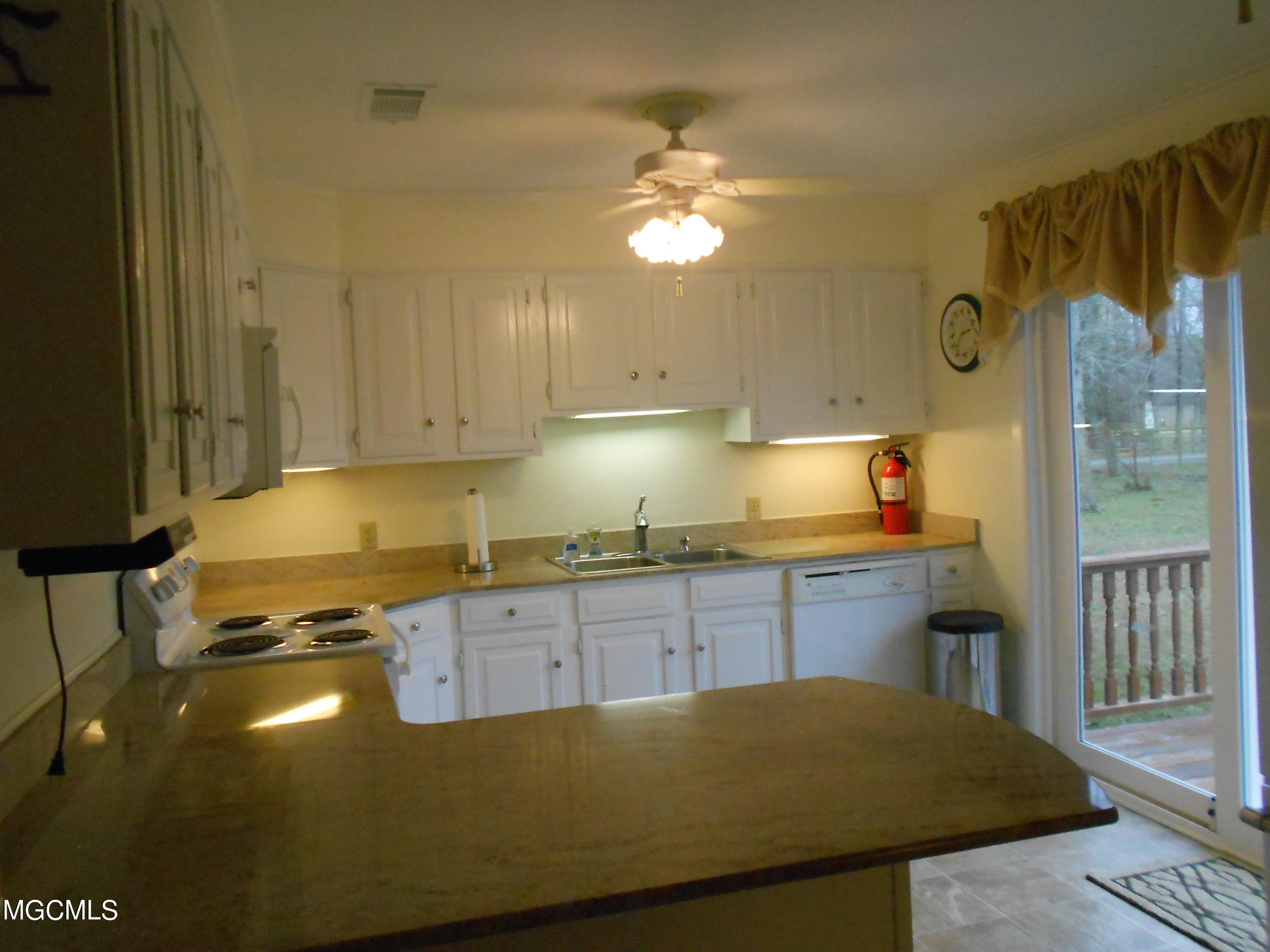 18473 Landon Road Gulfport, MS 39503 - Photo 10 of 39 DSCN0077